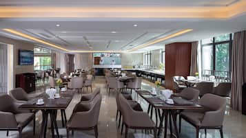 Daily buffet breakfast (CNY 88 per person)