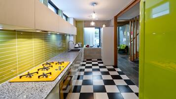 Full-sized fridge, microwave, oven, stovetop