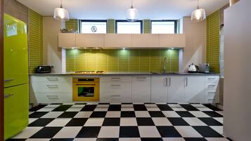 Full-sized fridge, microwave, oven, stovetop