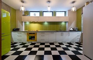 Full-sized fridge, microwave, oven, stovetop