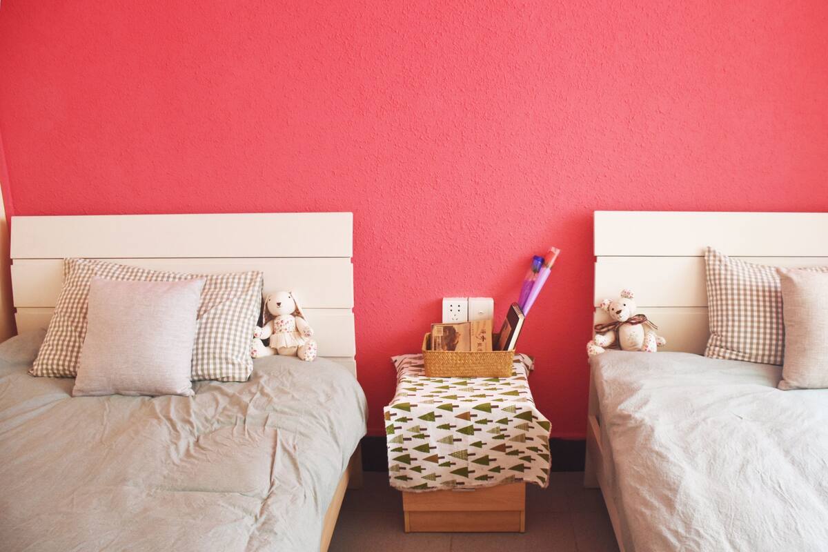 Escritorio, cortinas blackout y wifi gratis