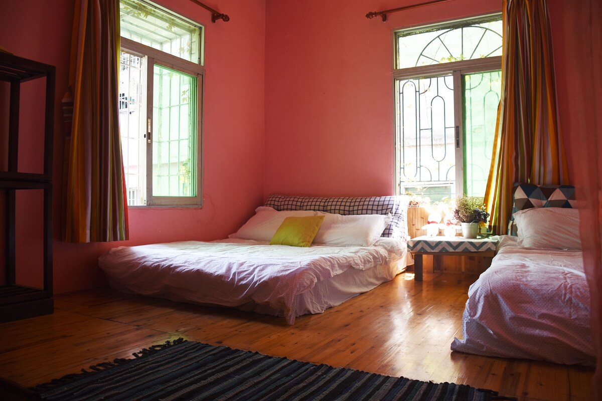 Escritorio, cortinas blackout y wifi gratis 