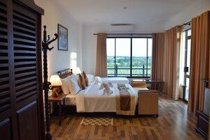 迷你吧、客房内保险箱、办公桌、隔音