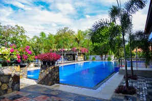 Una piscina al aire libre