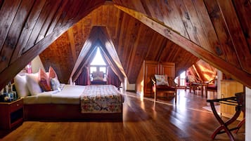 Family Suite Room | Bàn, phòng cách âm, truy cập Internet không dây miễn phí