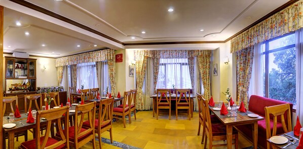 Restaurant - Summit Le Royale Hotel, Shimla (Shimla)