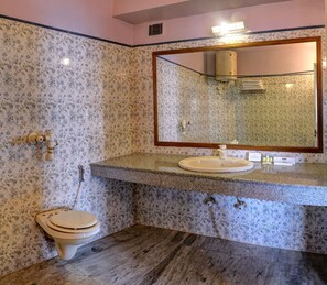 Shower, rainfall showerhead, free toiletries, slippers - Summit Le Royale Hotel, Shimla (Shimla)