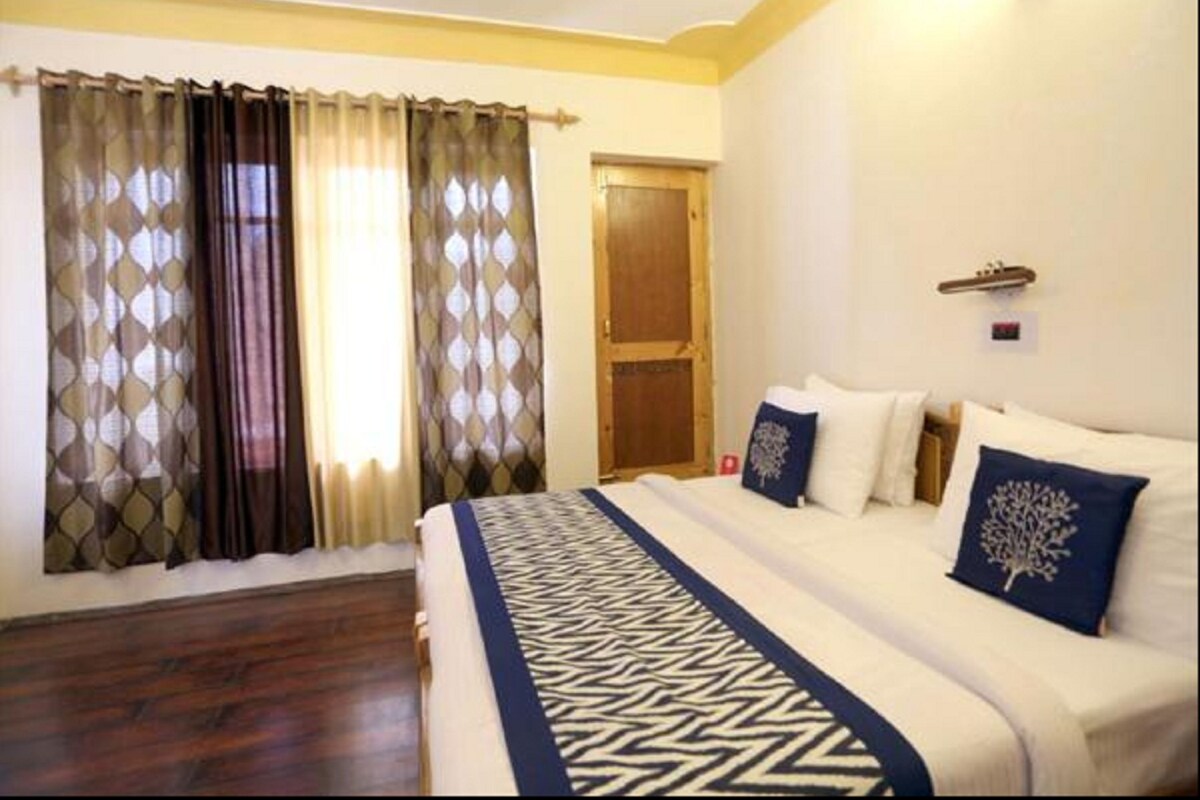 Deluxe Double Room, 1 Double Bed, Non Smoking | Desk, soundproofing, rollaway beds, bed sheets