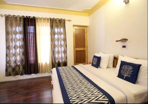 Deluxe Double Room, 1 Double Bed, Non Smoking | Desk, soundproofing, rollaway beds, bed sheets - Hotel Stendel (Leh)