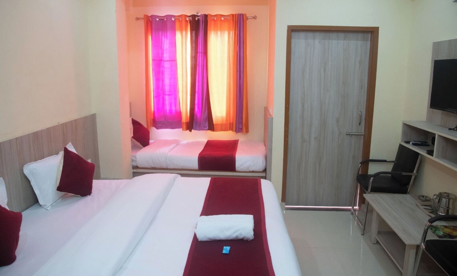 Habitación triple Deluxe | Ropa de cama de alta calidad, edredón y camas Select Comfort 