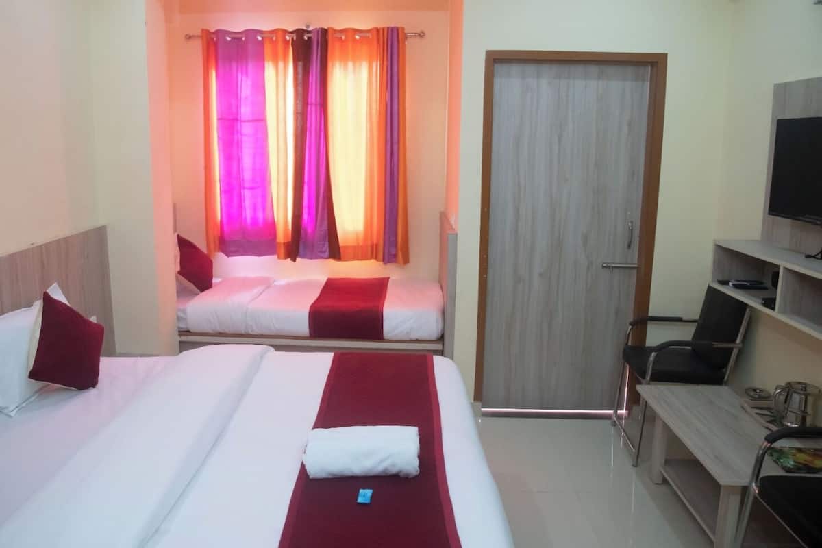 Quarto triplo luxo | Roupas de cama premium, edredons de pluma, camas Select Comfort