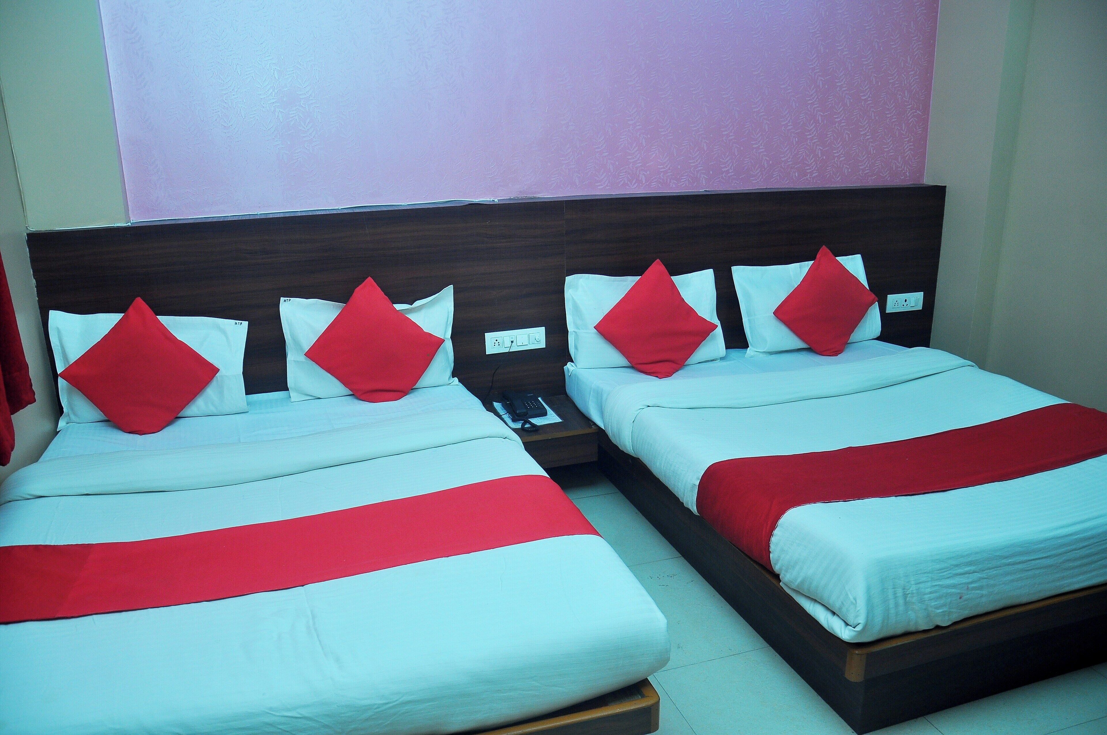 Familiekamer | Luxe beddengoed, donzen dekbedden, Select Comfort-bedden, een bureau