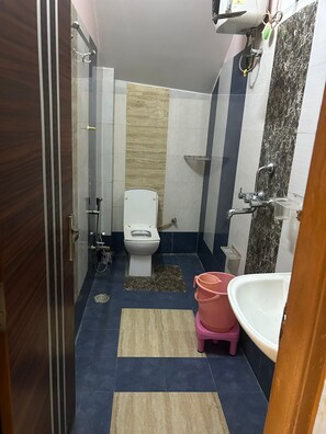 Standardzimmer | Badezimmer | Dusche, Regendusche, kostenlose Toilettenartikel, Bademäntel