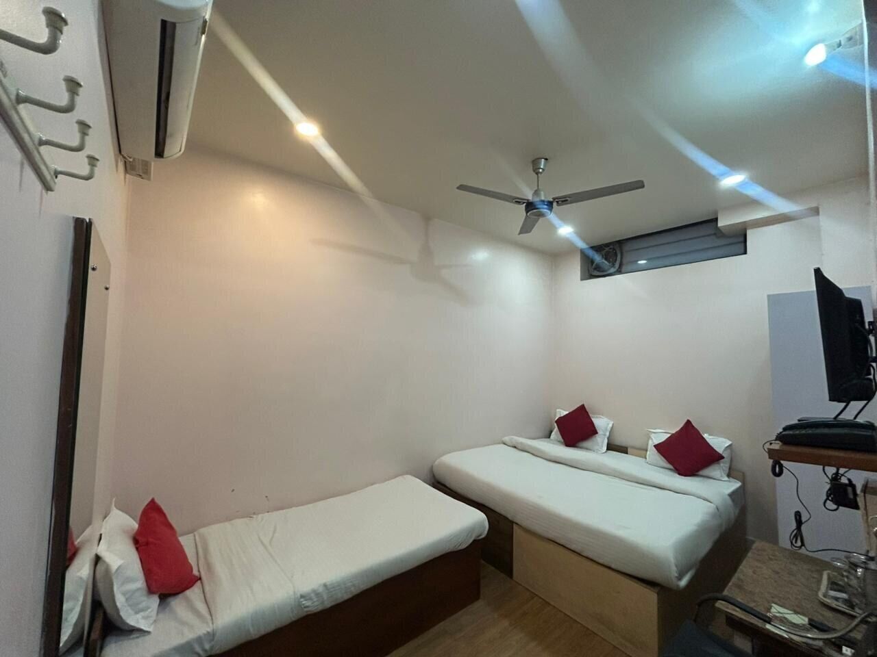 Standaard kamer | Luxe beddengoed, donzen dekbedden, Select Comfort-bedden, een bureau