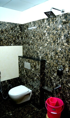 Shower, rainfall showerhead, free toiletries, bathrobes