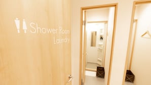 Een douche, gratis toiletartikelen, een haardroger, pantoffels