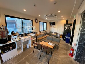 Bunk Bed in 16-Bed Female Dormitory Room | Lounge | Wine bar - TOKYO-W-INN Asakusa - Hostel (Tokyo)