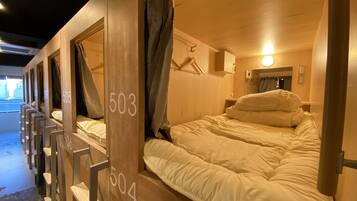 セーフティボックス (室内)、遮光カーテン、WiFi (無料)、ベッドシーツ