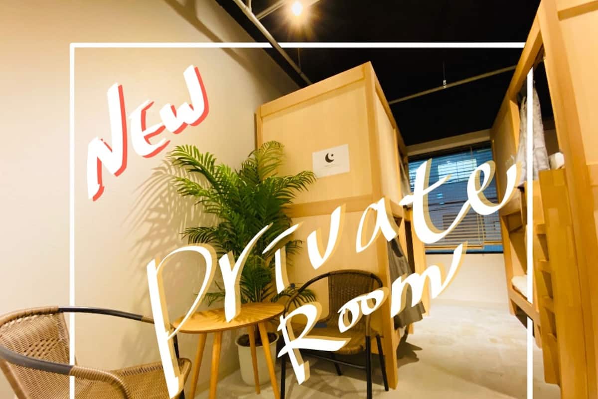 Familiekamer (Private for 6, Shared Bathroom/Shower) | Een kluis op de kamer, verduisterende gordijnen, gratis wifi, beddengoed