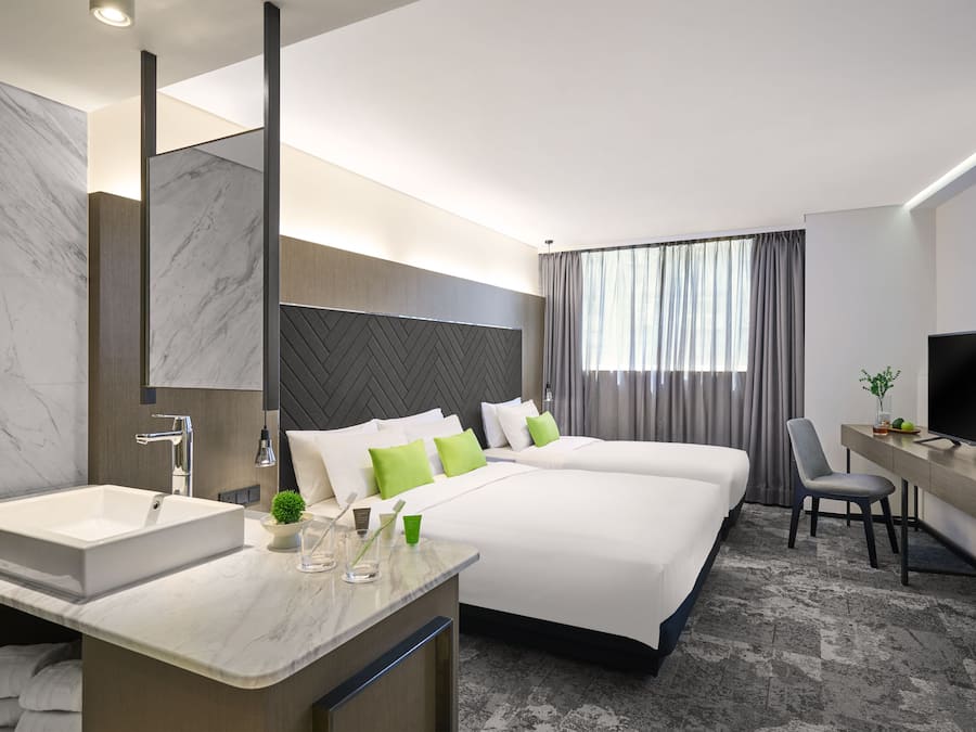 Familierom | Sengetøy av topp kvalitet, minibar, safe på rommet og skrivebord