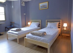 Standard Twin Room | Bàn, phòng cách âm, truy cập Internet không dây miễn phí