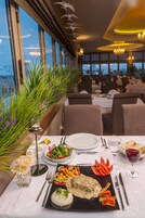 Se sirven desayunos, almuerzos, cenas y cocina turca 