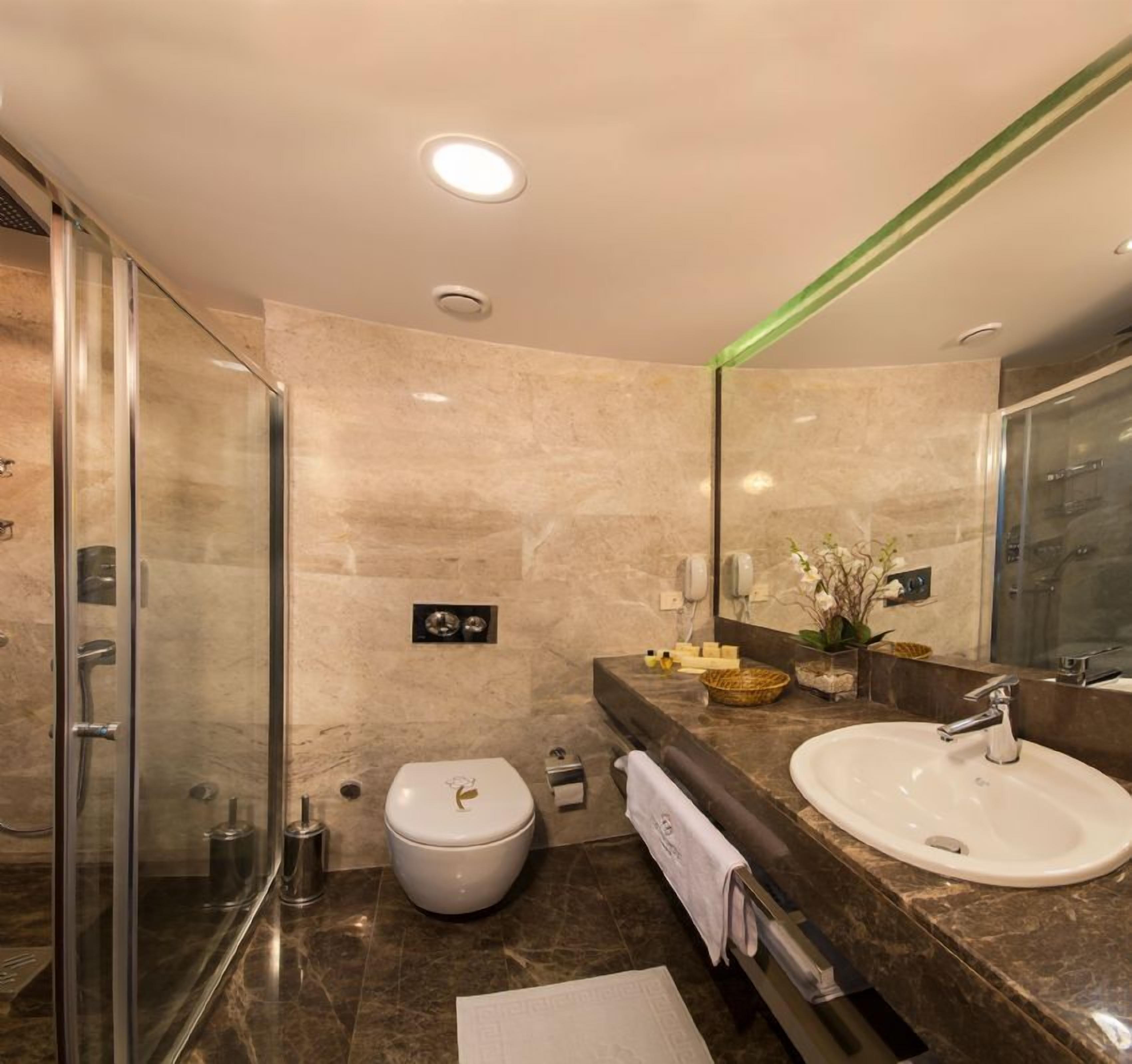 standard single room | bathroom | shower, free toiletries, hair dryer, slippers