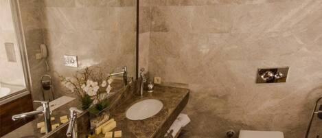 Une salle de bain moderne avec deux lavabos, un grand miroir et des toilettes.