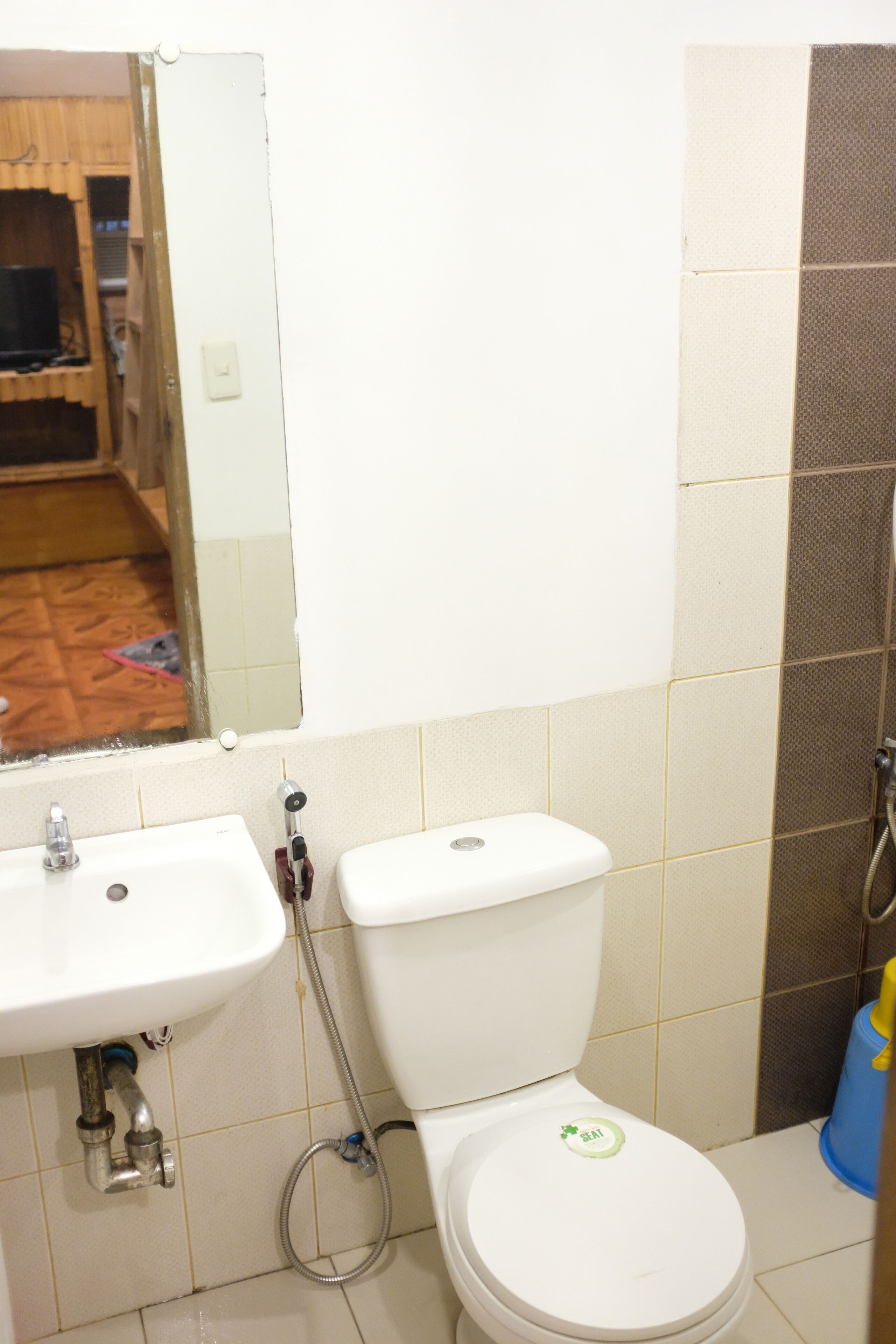 Een badkamer met een wastafel, toilet en douche.