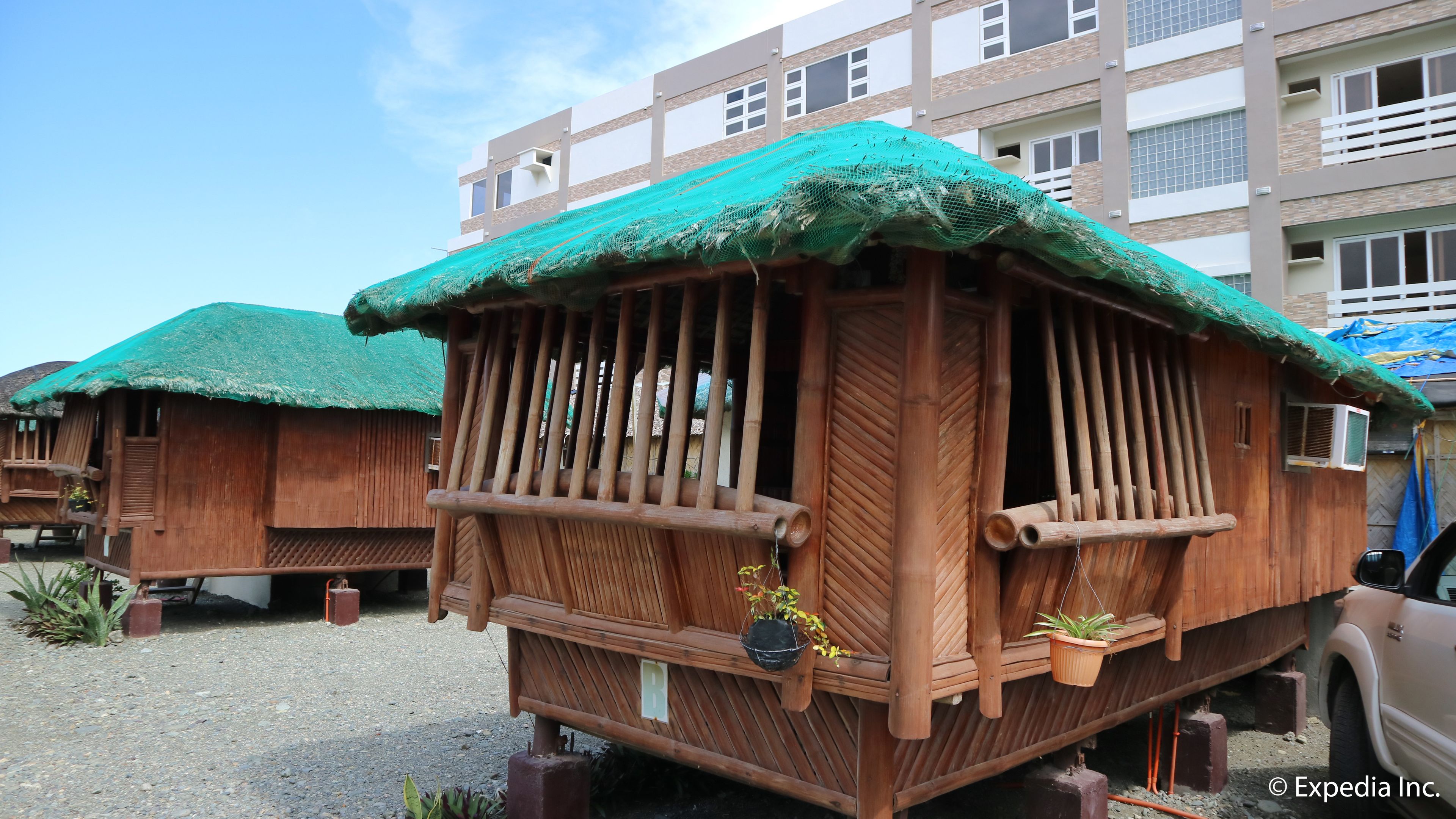 Una estructura de madera con techo de paja, posiblemente una cabaña tradicional o un pequeño edificio.