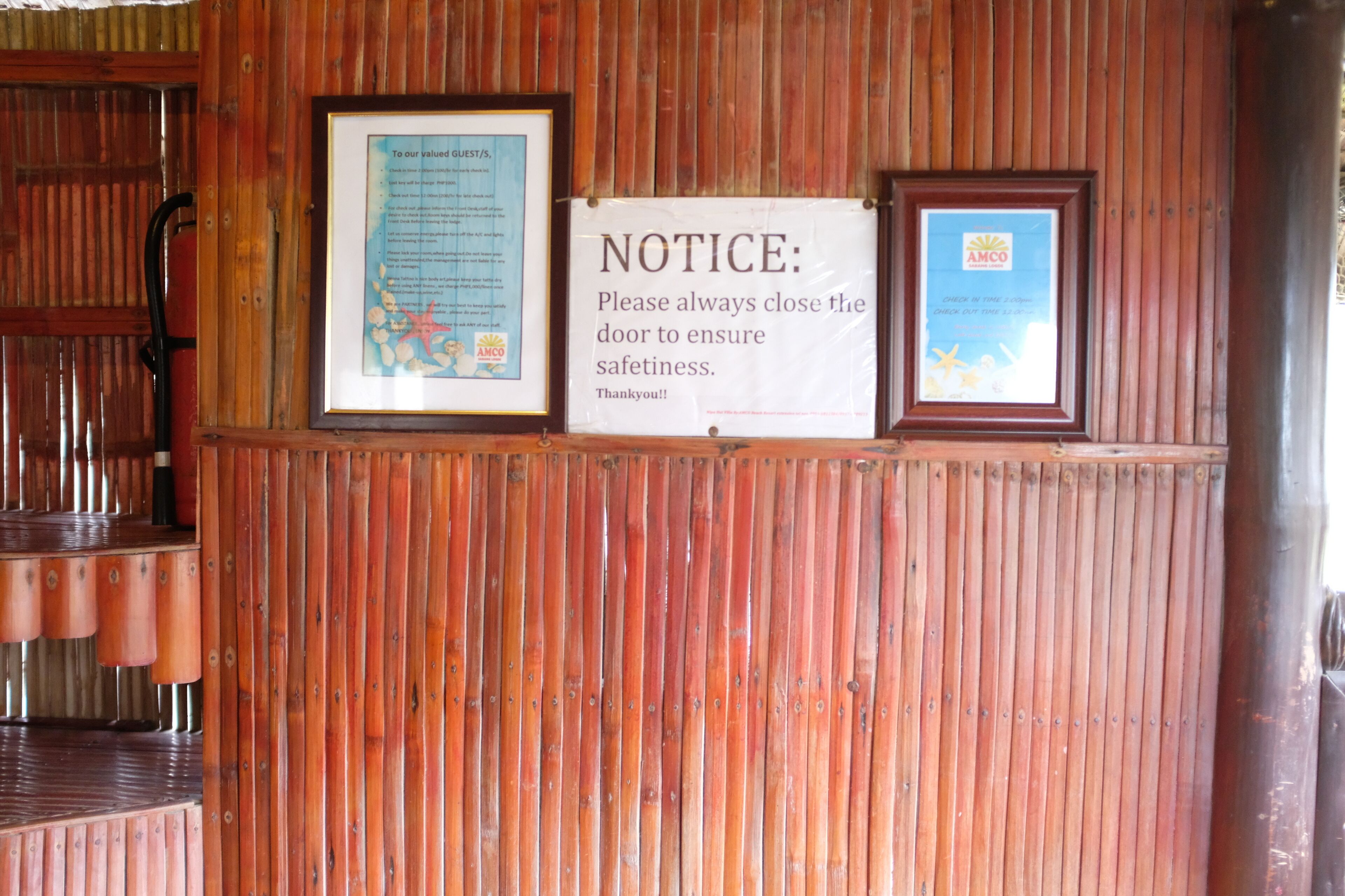 Un mur en bois orné de panneaux d’affichage et d’une enseigne.