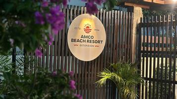Señal para la ampliación del AMCO Beach Resort, con un logo de sol, establecida en 1984.