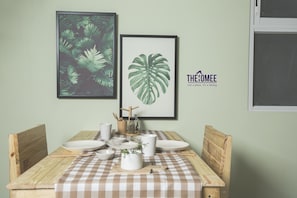 In-room dining - The Homee Cozy Modern Studio Apartment (Ho Chi Minh City)