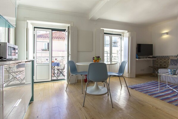 Flat-screen TV - Chiado Blue by Homing (Lisbon)