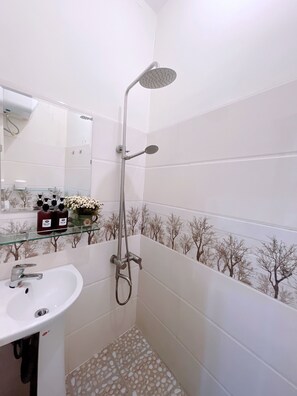 Shared Dormitory (10 beds) | Bathroom | Shower, free toiletries, hair dryer, slippers - Amy 2 Hostel Hue (Hue)