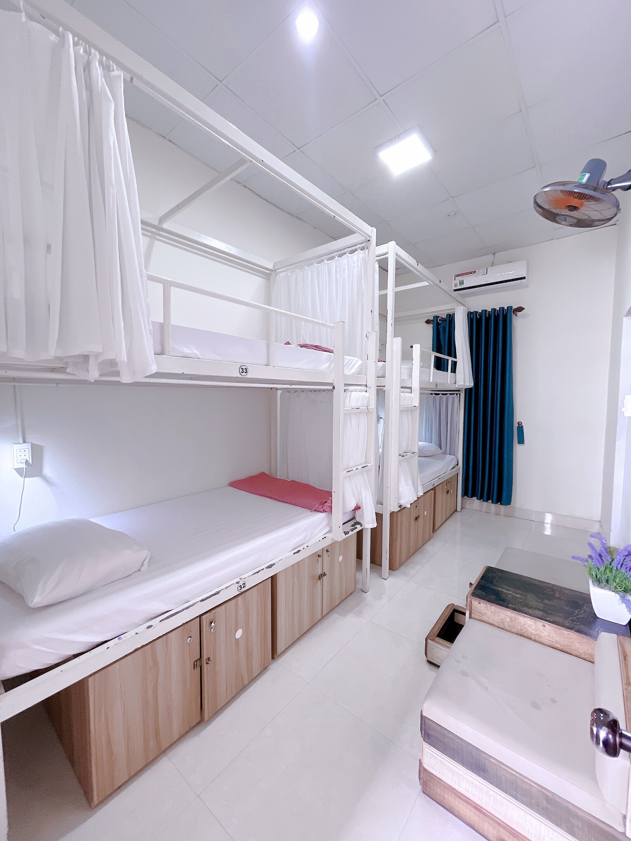Un dormitorio con literas, un escritorio, una silla y una mesita.