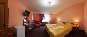 Rom – deluxe | Safe på rommet, skrivebord, barnesenger og wi-fi (inkludert)