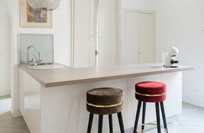 Een koelkast, een kookplaat, een espressoapparaat