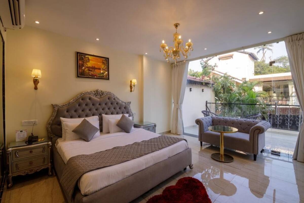 Superior Bath Tub Room With Balcony & Pool View | In-room safe, desk, iron/ironing board, free WiFi
