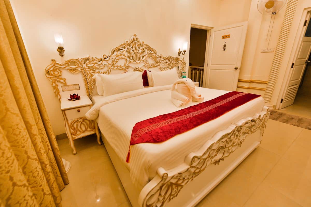 Premium Room, Smoking | In-room safe, desk, iron/ironing board, free WiFi
