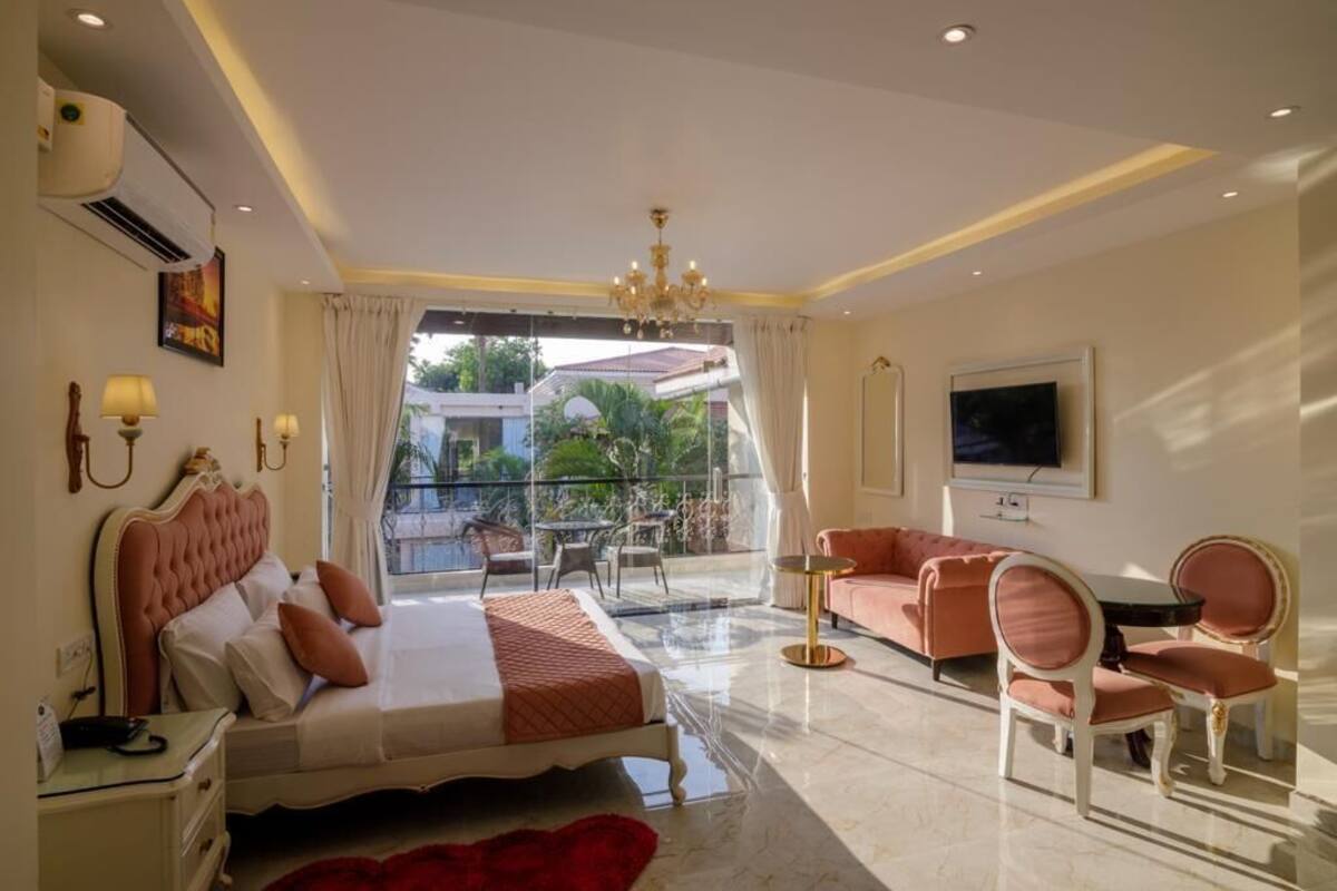 Suite Bath tub Room With Balcony & Pool