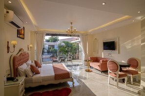 Suite Bath tub Room With Balcony & Pool | Két bảo mật tại phòng, bàn, bàn ủi/dụng cụ ủi quần áo