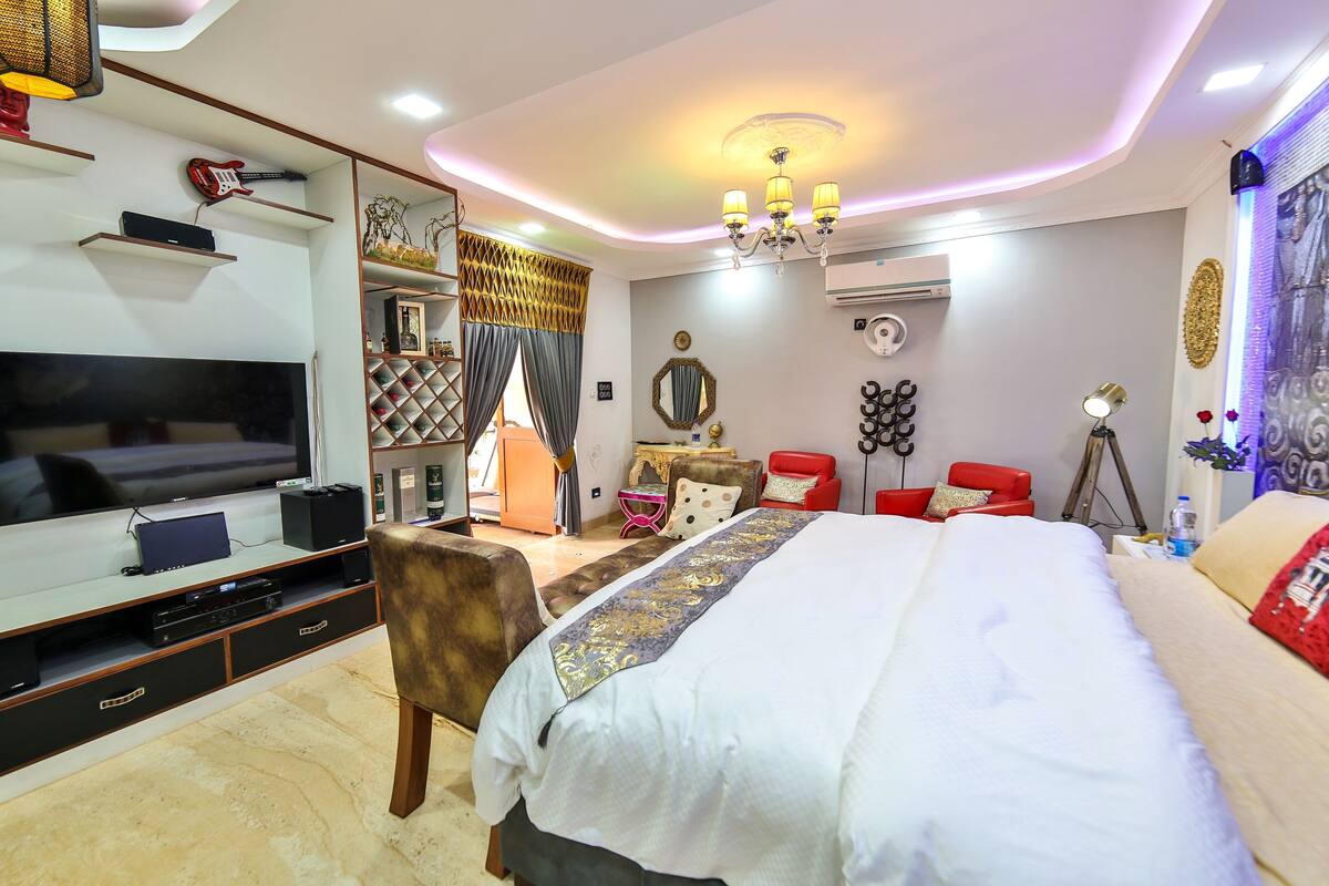 Executive Studio, Bathtub