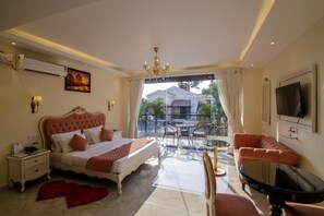 Suite Bath tub Room With Balcony & Pool | Két bảo mật tại phòng, bàn, bàn ủi/dụng cụ ủi quần áo