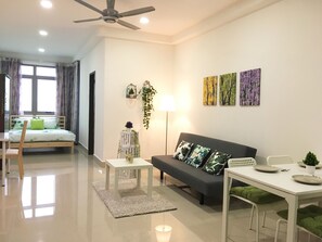 Chambre Familiale (Garden Feel) | Décoration personnalisée, fer et planche à repasser, Wi-Fi gratuit