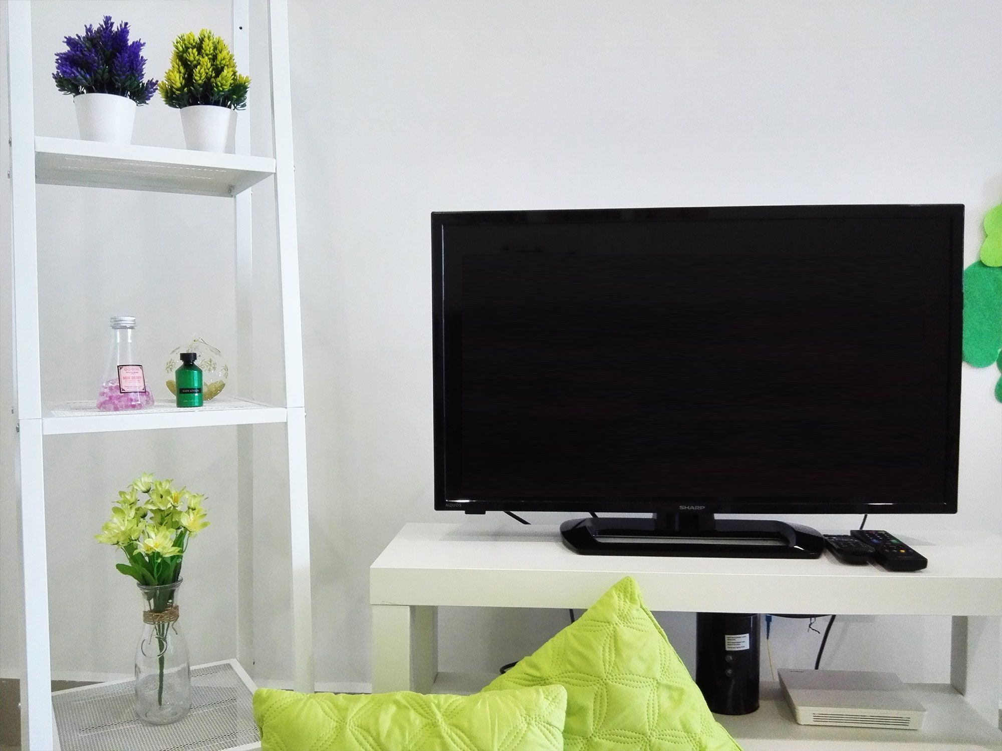 garden feel family room | living room | flat-screen tv