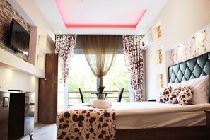 Kamar Double Deluks, balkon | Meja kerja, kedap suara, setrika/meja setrika, dan Wi-Fi gratis