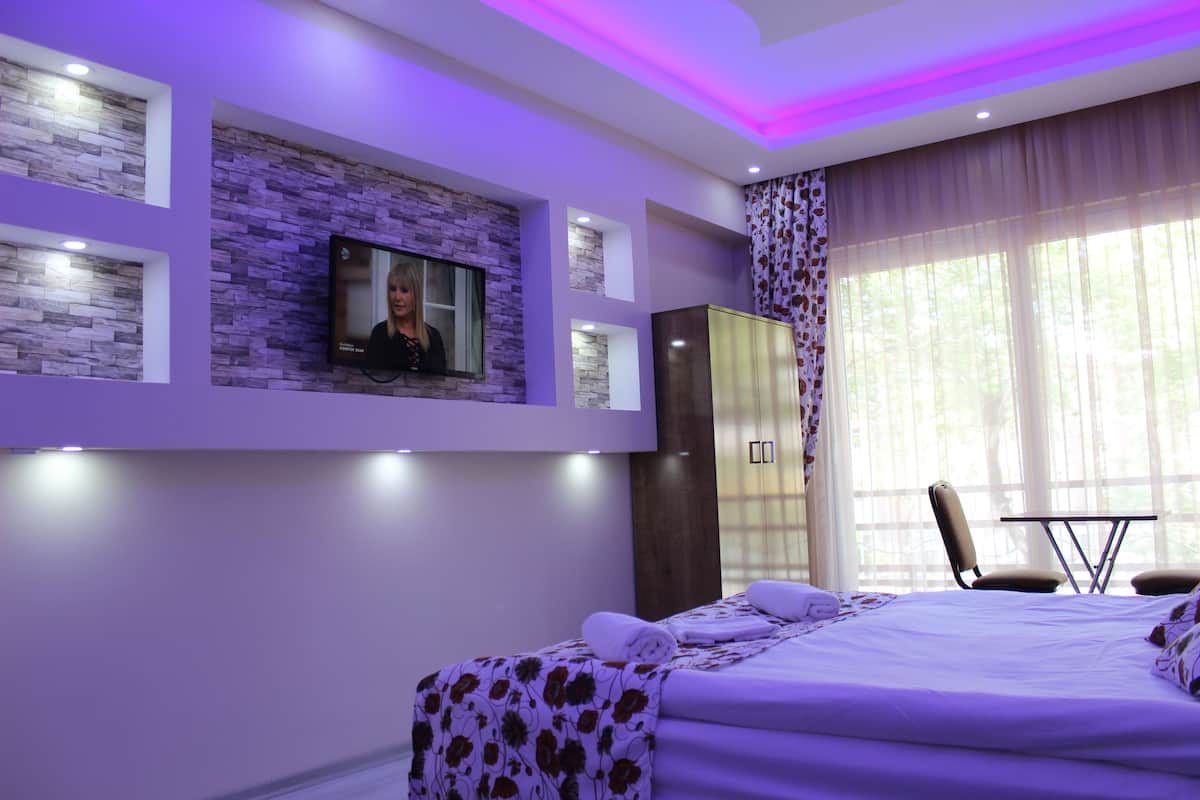 Habitación doble Deluxe, balcón | Escritorio, insonorización, tabla de planchar con plancha y wifi gratis