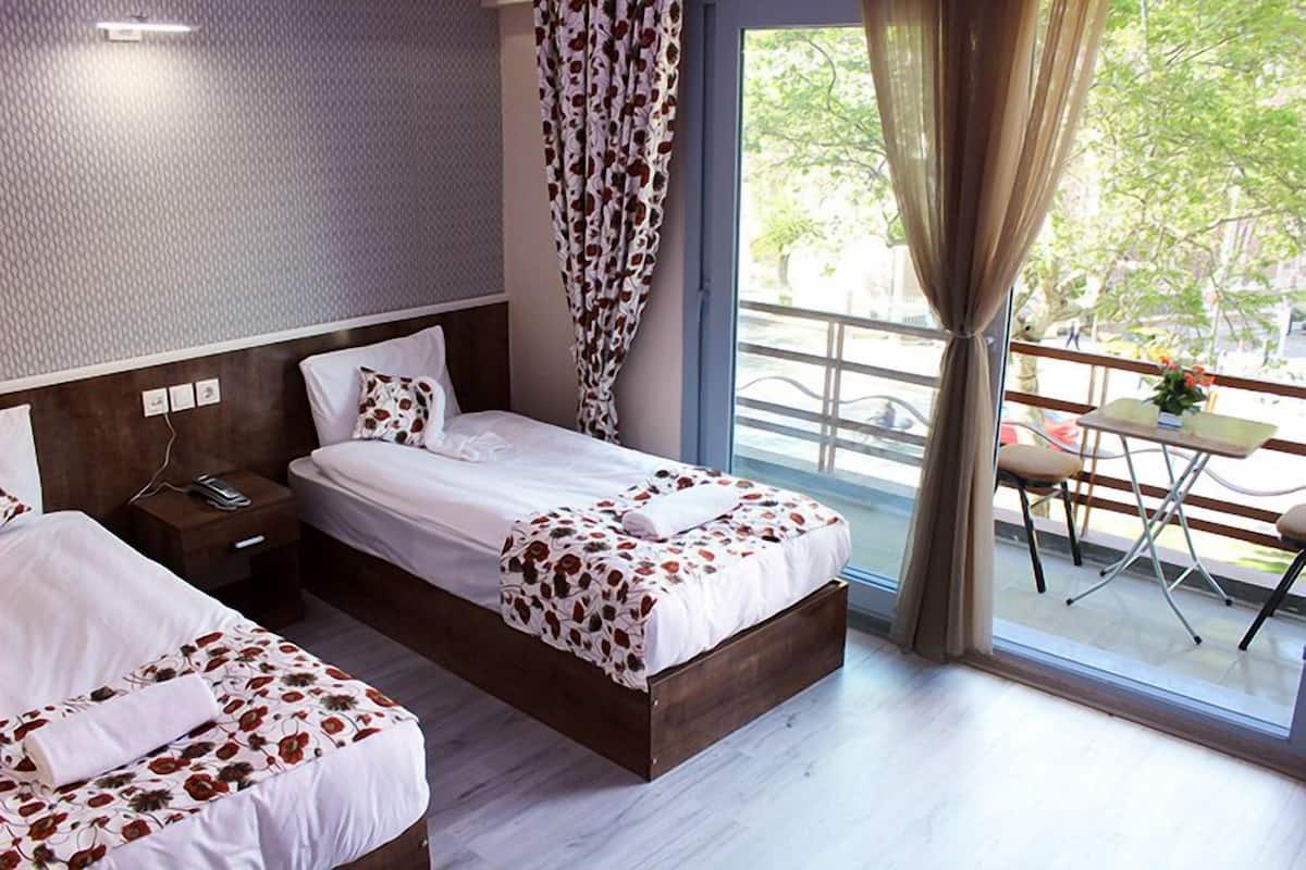 Habitación estándar con 1 cama matrimonial o 2 individuales | Escritorio, insonorización, tabla de planchar con plancha y wifi gratis