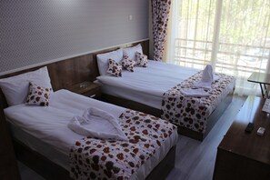 Camera Standard con letto matrimoniale o 2 letti singoli | Una scrivania, insonorizzazione, ferro/asse da stiro, Wi-Fi gratuito